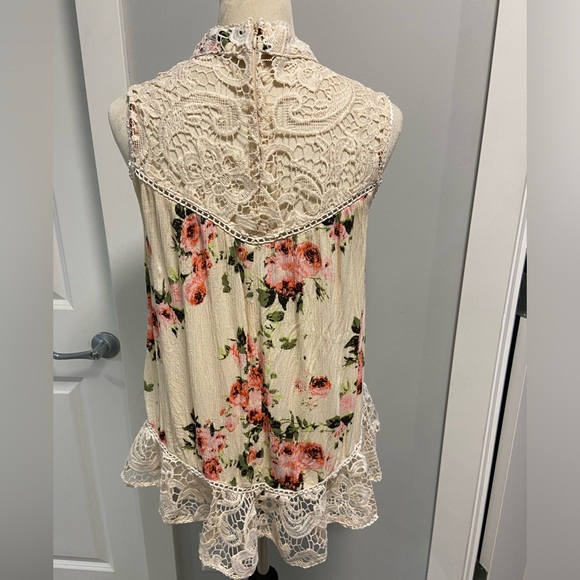 2/$20 VENUS Pretty Lace and Flowy sleeveless, size S - Picture 4 of 6